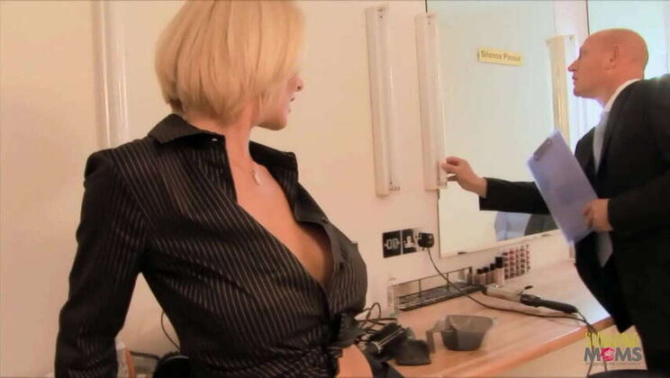 Blonde MILF Tia Lane's Top Kink: Salon Blowjob and Big Cock