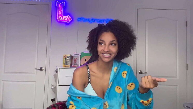 Ebony Foxybrown2025 Tipping The Handyman With Big Tits & Dirty Talk