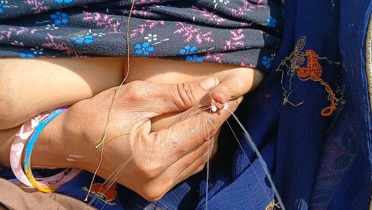 Desi Bhabhi Seema Gives Blowjob and Pee on Lund in HD