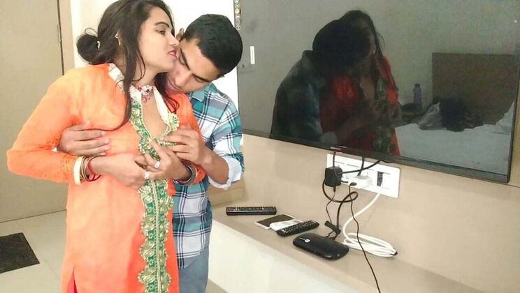 Indian Bhabhi Fucked Hard by TV Mechanic - Desi Homemade Rough Sex