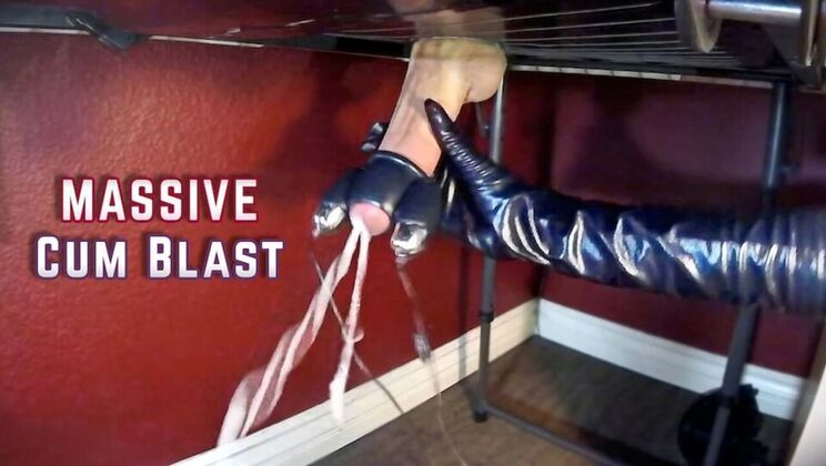 KittyBeGood Teases Huge Cumshot with Vibrator on Milking Table