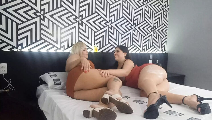 Hot Lesbian Action: Raquel Cardoso Da Rosa Cums Hard with Friend