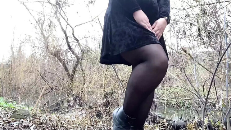 Hot MILF Squirts Outdoors - Big Ass Ukrainian Mom Gets Wet
