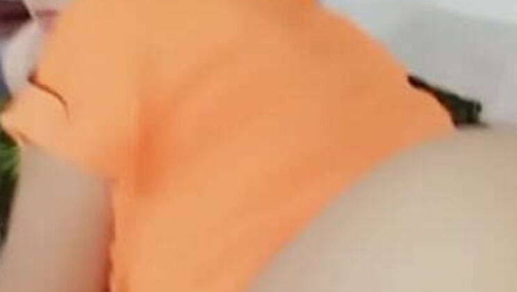 Hot Latina Rosibel Roxi Shows Off Her Big Round Ass While Watching TV - Amateur Couple Fuck