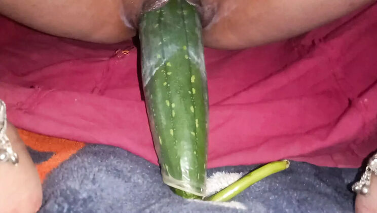 Desi Indian Bhabhi Fucked Hard by King Size Ninua - Homemade Village Sex with Vegetable Fun