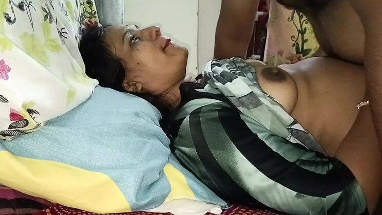 Hot Indian Bhabhi Kavita Gives Blowjob With Condom & Rough Missionary Sex