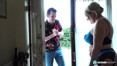 Mature Blonde MILF Amy Goodhead Fucks Young Guy After Dating App Hookup - Hardcore Missionary & Doggy Style