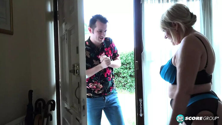 Mature Blonde MILF Amy Goodhead Fucks Young Guy After Dating App Hookup - Hardcore Missionary & Doggy Style