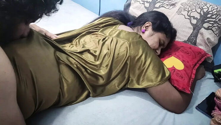 Hot Indian Wife Seduces Husband with Big Ass Romance - Vaishnavysharunraj