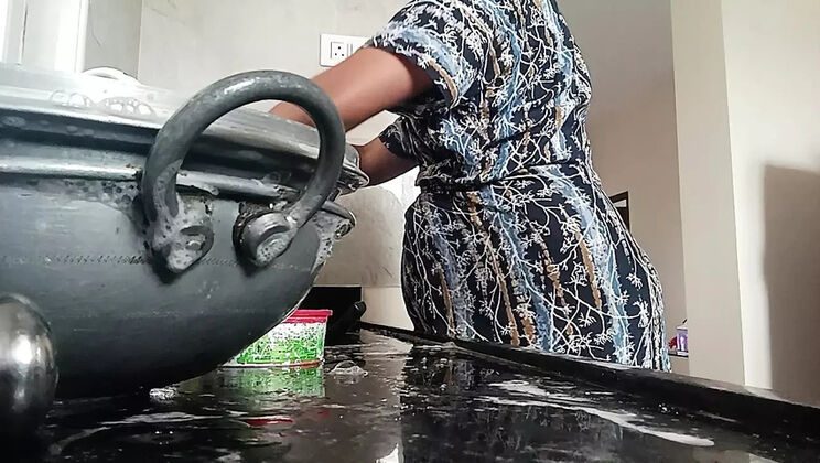 Tamil Aunty Swetha Nude Kitchen Cleaning - Big Tits Desi Housewife Fuck