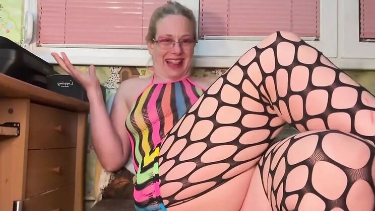 Hot MILF Pushing Huge Balls Out Her Pussy - Extreme Prolapse Battle