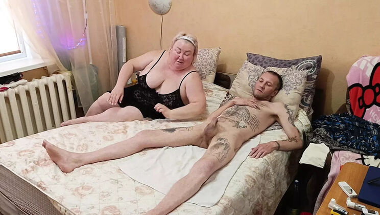 Stepmom sucks my dick deep and swallows all my cum - Zona901