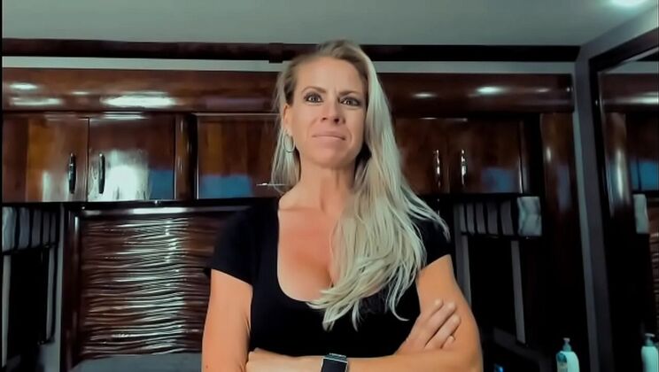 Hot American MILF Shows Off Sexy Underwear Live On Cam