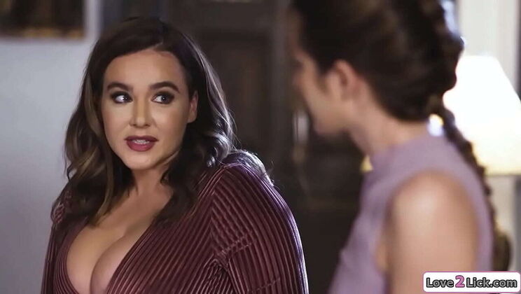 Hot MILF Nadia Noja seduces stepdaughter in steamy lesbian first time