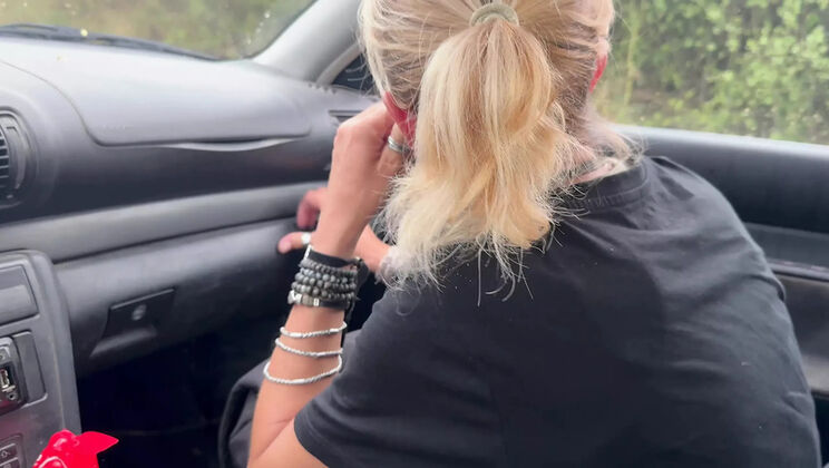 Amateur Blowjob in Car - Blonde MILF Sucks Dick & Takes Cum in Mouth - Outdoor POV