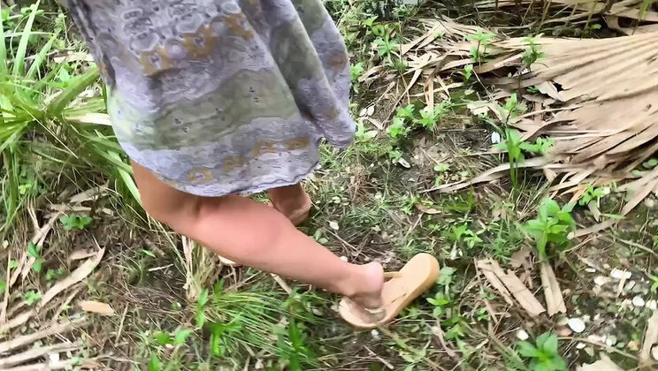 Farmers Wifey's First Public Blowjob - Swallowing Cum Outdoor