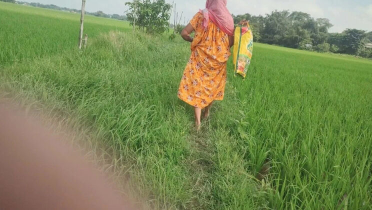 Village Granny Peeing in Field Outdoor Sex with Indian Mom