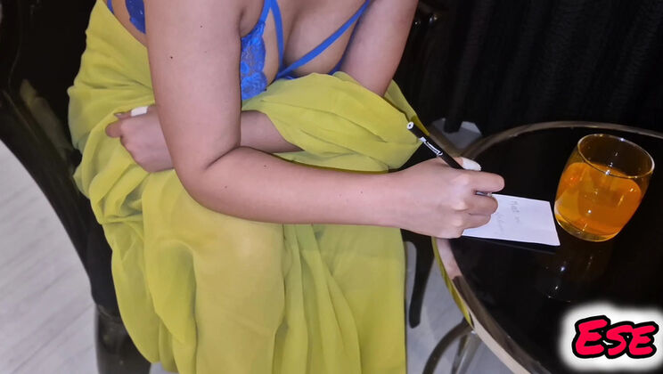 Alisha Bhabhi Fucks Waiter in Restaurant Washroom - Cheating Indian Housewife Public Sex