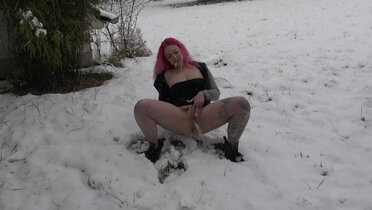 German Redhead Teen Pissing in Garden - Homemade Amateur Hardcore