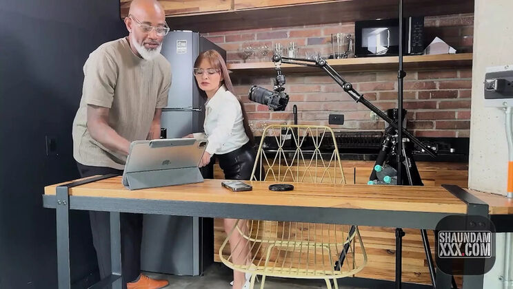 Amateur Latina Secretary Blows Boss Behind The Scenes