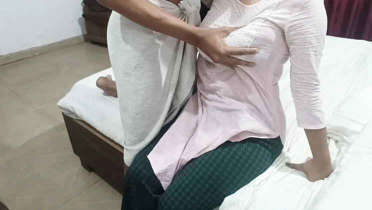 Super Horny Hotel Housekeeping! Indian Maid Priya Ki Papa Gets Dirty With Guest For Extra Tip