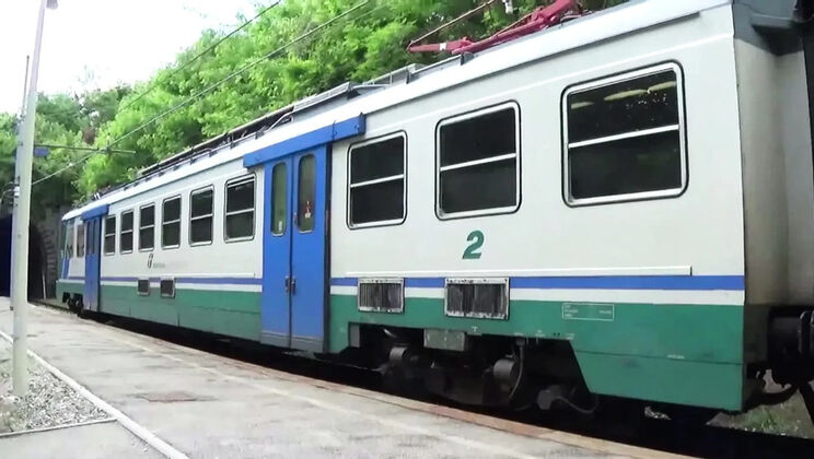 Amateur chick with colored hair sucks cock and gets fucked on railway