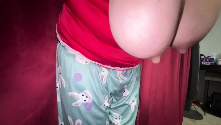 Amateur BBW MILF VeeVee Vixen Shows Her Big Saggy Udders and Lactating Tits