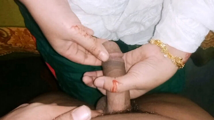 Desi Bhabhi Hot Homemade Sex - Passionate Love Moments with Amateur Wife