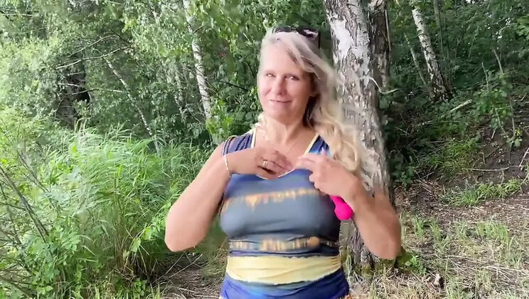 SweetSusi Outdoor Masturbation - MILF Uses Vibrator on Park Bench