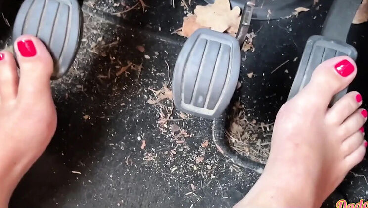 Daddy's Luder Driving Barefoot with No Panties - Amateur MILF Foot Fetish