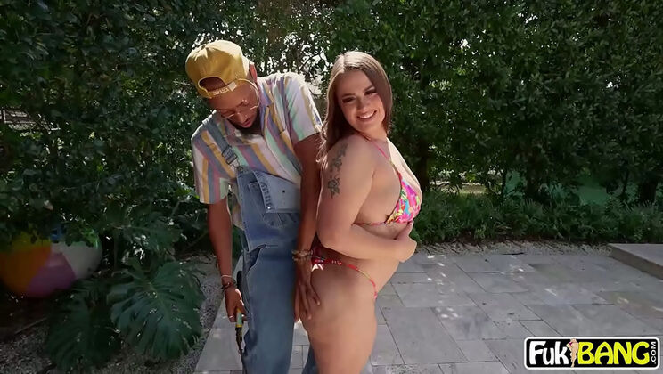 Chubby Babe Richh Des Gives Massive Titjob to Lucky Guy